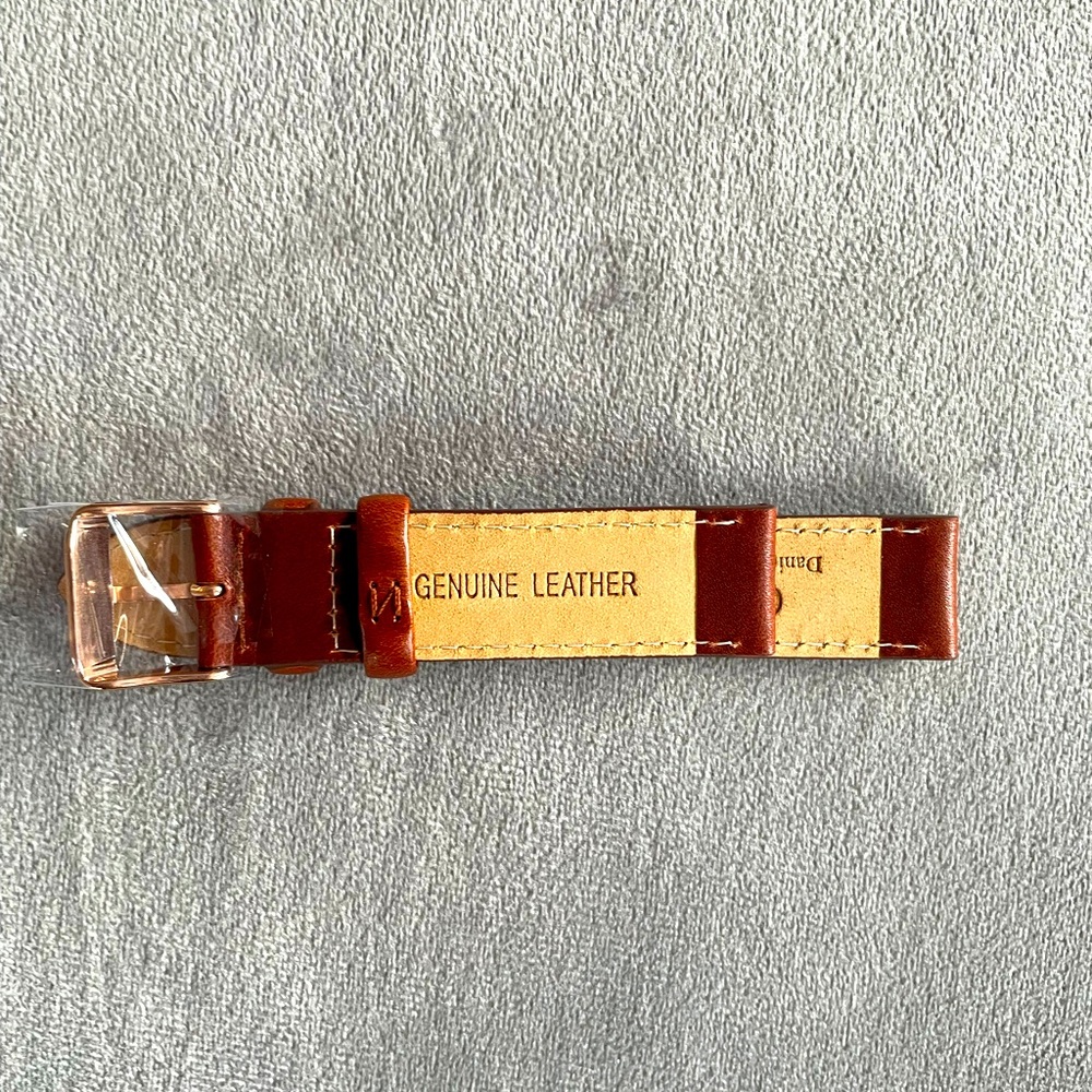 Brand new with box Daniel Wellington brown leather band. 14mm width.